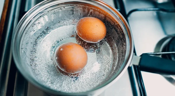 Изображение к статье: Не спешите выливать воду после варки яиц — вот где она может пригодиться