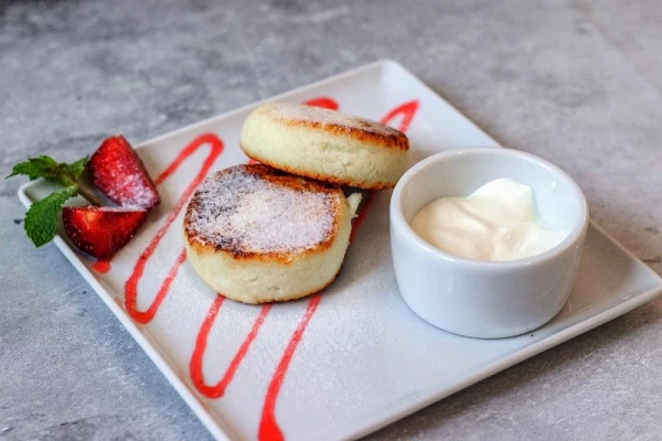 Изображение к статье: Вкусный и полезный десерт: запеченные сырники с начинкой