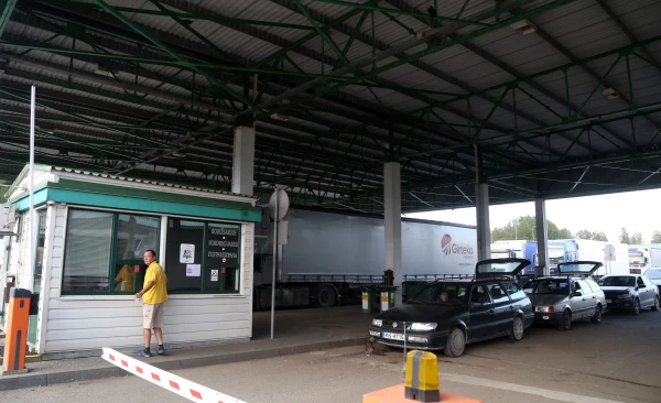 Изображение к статье: Правительство борется с очередями из Латвии в Россию: расплачиваться будут очередники