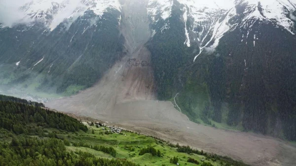 В благополучной Швейцарии ледниковый обвал разрушил целую деревню