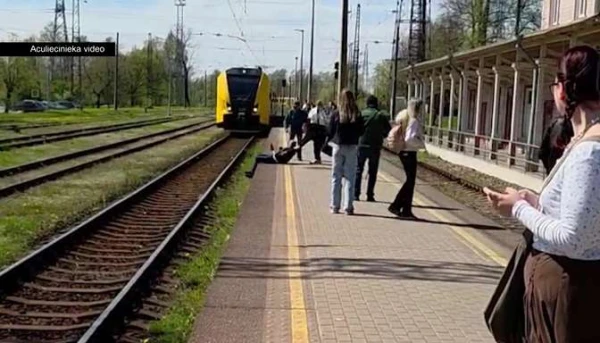 Изображение к статье: Очевидцы в последний момент спасли мужчину, сидевшего на платформе