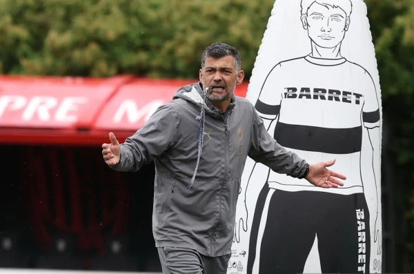 Изображение к статье: Сержиу Консейсау уволен с поста главного тренера «Милана» после пяти месяцев работы