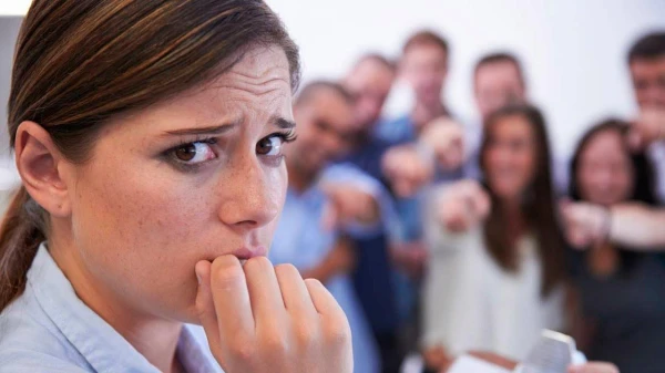 Изображение к статье: Эффект прожектора: что это такое и как он портит нам жизнь и отношения