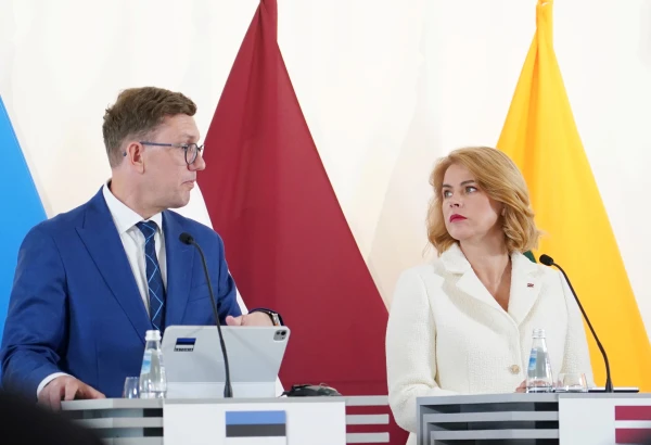 Изображение к статье: Премьер-министр Эстонии Михал (слева) торопит латвийскую коллегу Силиню.