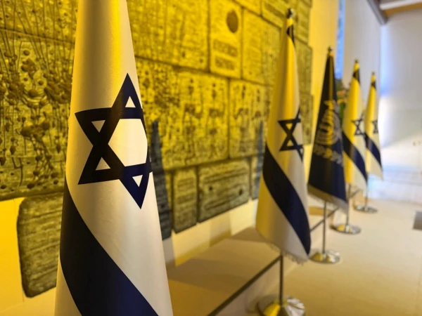 Изображение к статье: В 600-й день с начала войны и удержания 58 заложников в плену, резиденция президента была подсвечена жёлтым цветом — как символ надежды и единства..