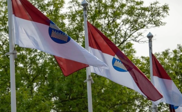 Изображение к статье: Даугавпилсу-750: повсеместное использование флага города вызвало недовольство Нацобъединения