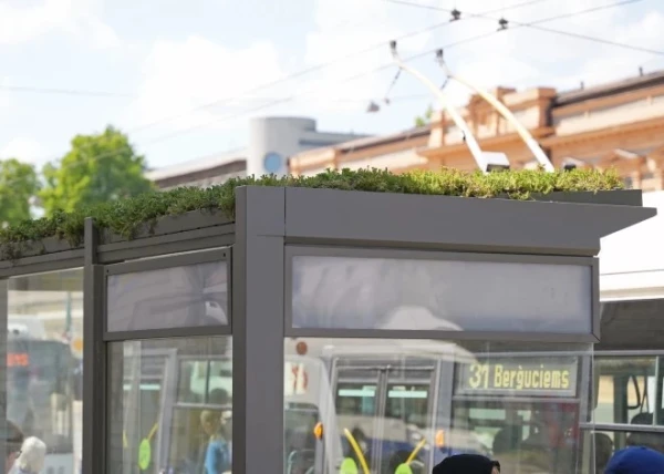 Изображение к статье: В Риге появились остановки с «зеленой» крышей. И коров запустят?