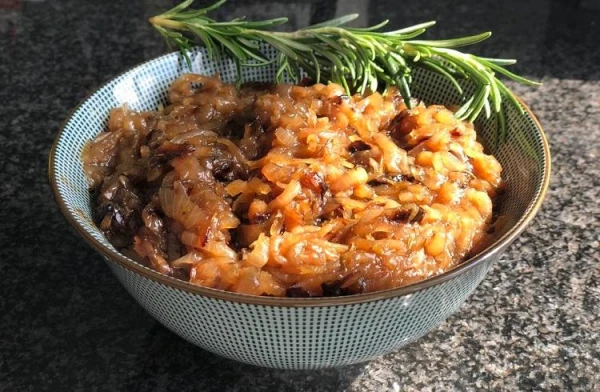 Изображение к статье: Готовим карамелизированный лук, который можно подать к мясу, рыбе и сыру