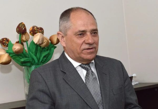 Изображение к статье: «Отмена школьной формы - это идиотизм!» Бывший премьер Гайлис : раньше одежда для школы стоила 30 рублей