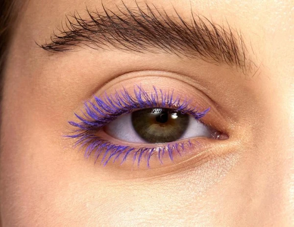 Изображение к статье: Хлопай ресницами и взлетай: как выбрать цветную тушь, ориентируясь на цвет глаз