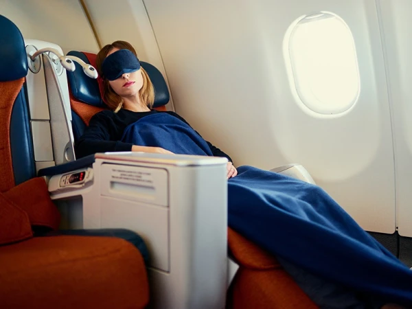 Изображение к статье: Прилететь бодрым: 5 полезных советов как выспаться в самолете