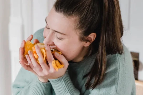 Изображение к статье: Чего не хватает в организме, если «тянет» на чипсы, шоколад, мороженое