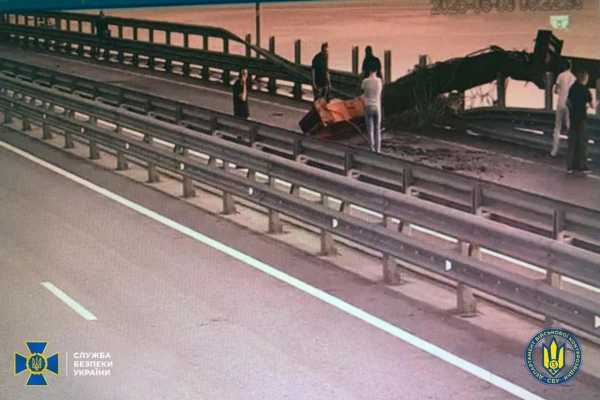 Украина сообщила о подрыве опоры Крымского моста. Но мост устоял