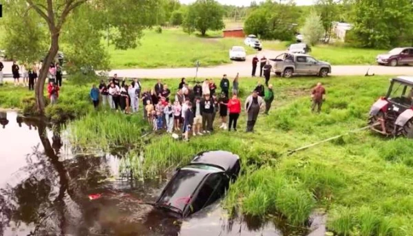 Изображение к статье: Будет что вспомнить: водитель BMW угодил в пруд