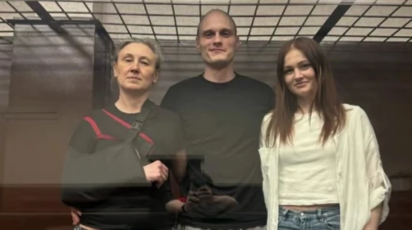 Изображение к статье: Арестанты-родственники на скамье подсудимых.