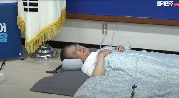 Изображение к статье: Ли Джэ Мён на 16-й день голодовки в штаб-квартире «Демократической партии» в 2023 году.