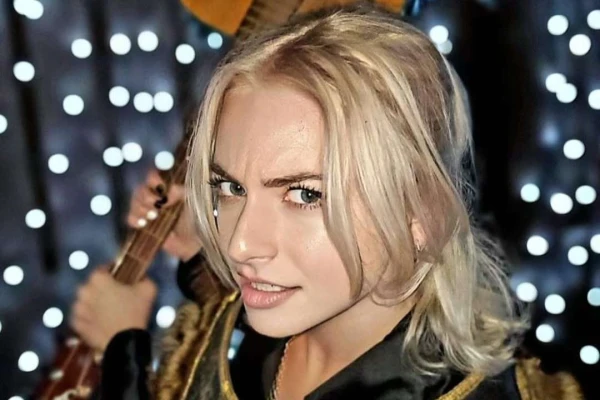 Изображение к статье: Красотка сочетает черты и папы, и мамы.