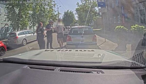 Изображение к статье: Без прав и OCTA, но с предметом, похожим на оружие – в Риге задержан подозрительный водитель