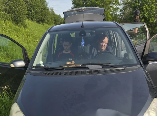 Изображение к статье: Эстонский негражданин пойман в Латвии с беженцами из Азии