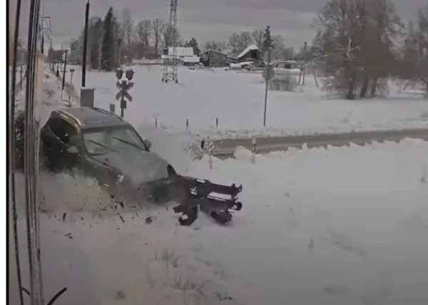 Изображение к статье: Latvijas dzelzceļš: водители сбивают шлагбаумы на переездах (ВИДЕО)