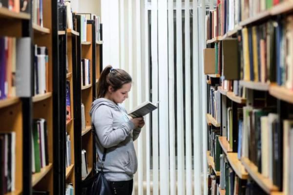 В Латвии предложили запретить книжные магазины, торгующие только русской литературой, скриншот: youtube.com