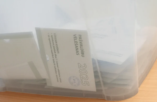 Изображение к статье: В Лиепае женщине, вышедшей замуж накануне, пришлось нести на выборы свидетельство о браке