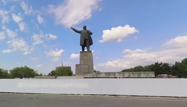 Изображение к статье: В Киргизстане демонтировали самый высокий в Средней Азии памятник Ленину