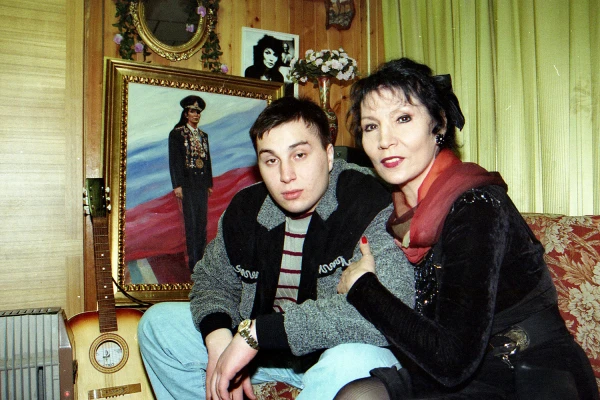 Изображение к статье: На похоронах сына обезумевшая от горя Джуна бросалась в могилу.