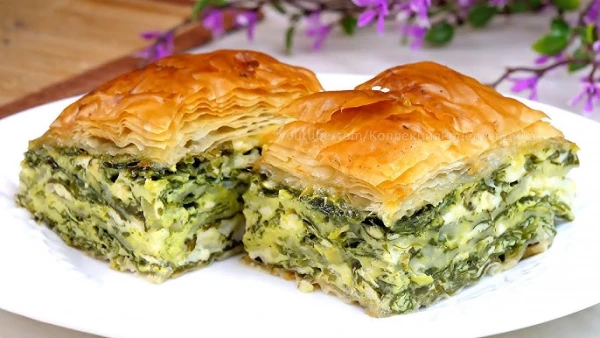 Изображение к статье: Баница из слоёного теста со шпинатом: готовим традиционный болгарский пирог