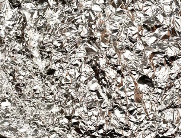 Изображение к статье: Правильная сторона — блестящая или матовая? Эксперт развеяла главный миф о фольге