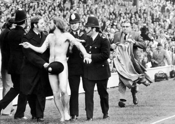 Изображение к статье: Кто начал эру забегов без одежды?