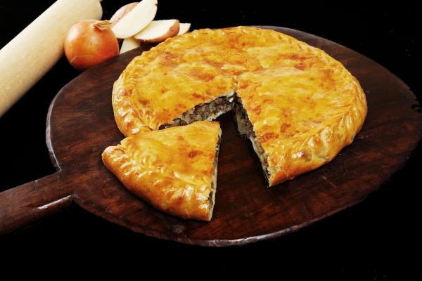 Изображение к статье: Легкий и необычный рецепт мясного пирога на сковороде