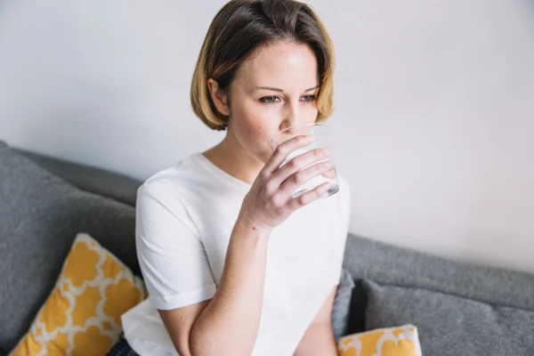 Изображение к статье: Врачи-кардиологи говорят, что в 90% случаев мы пьем воду не в то время