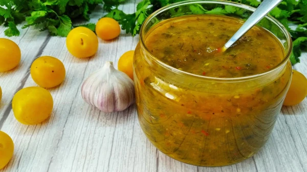 Изображение к статье: Грузинская кухня: соус ткемали из алычи