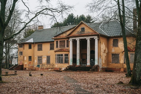 Изображение к статье: Роскошный особняк Майормуйжа нуждается в ремонте.