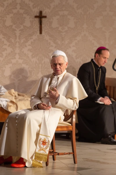 Изображение к статье: Барышников в роли Папы Римского в спектакле НРТ «Белый вертолет».  Янис Дейнатс.