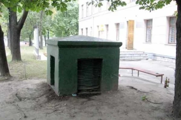 Изображение к статье: Такие характерные выходы из бункеров есть близ большинства старых зданий.
