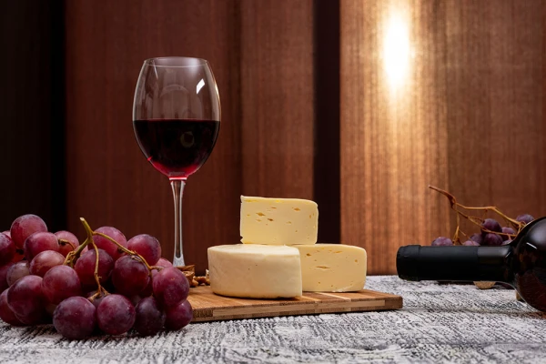 Изображение к статье: Новое исследование: вино с сыром спасут от умственных проблем и болезни Альцгеймера