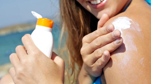 Изображение к статье: Вы неправильно наносите солнцезащитный крем:  ошибки, которые допускают отдыхающие