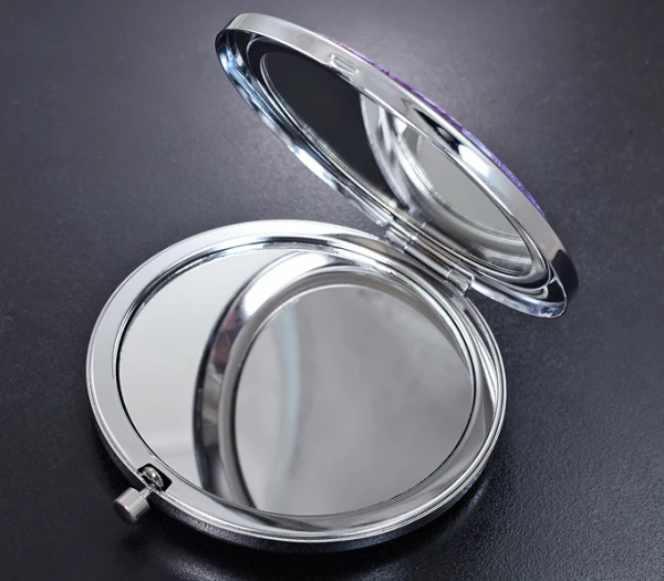 Изображение к статье: Отражение как ловушка: вы носите эту вещь в сумке, поэтому вам сложно полюбить себя