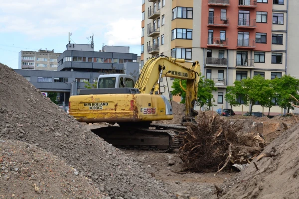 Изображение к статье: Первые плоды уменьшения бюрократии в строительстве – возводится внутриквартальный проект в Пурвциемсе. Фото автора.