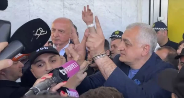 Изображение к статье: На политиков надели наручники.