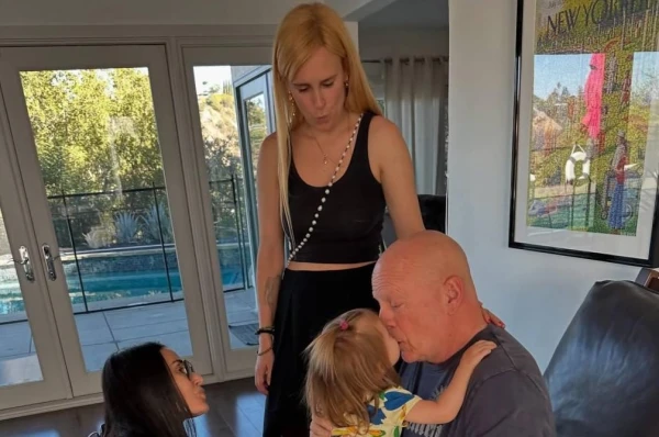 Изображение к статье: Поддерживают артиста в трудный час.