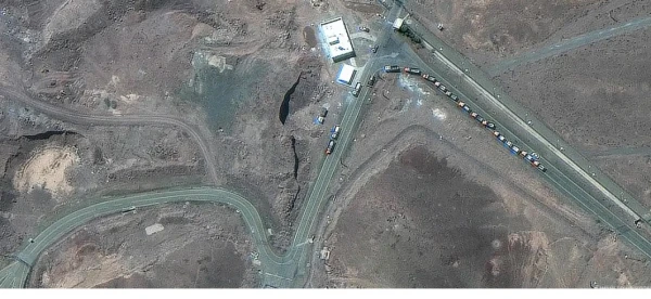 Изображение к статье: Спутниковое фото до ударов США - показывает колонну автомобилей у ядерного объекта в иранском Фордо - предположительно, с объекта были заранее вывезены запасы урана и оборудование.