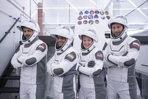 Изображение к статье: МКС впервые посетят астронавты из Индии, Венгрии и Польши