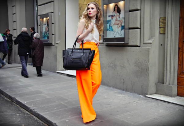 Изображение к статье: Атласные брюки-палаццо: как тренд сезона грамотно вписать в свой гардероб