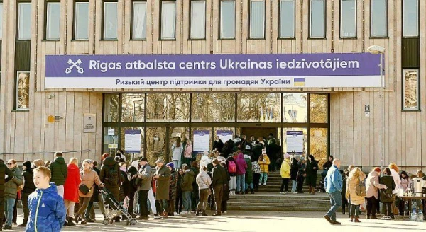 Изображение к статье: Сколько украинцев бегут от войны в страны Балтии? Чиновники разводят руками