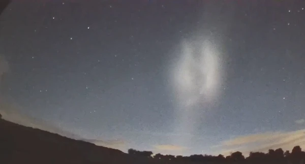 Изображение к статье: В небе над Европой заметили странное облако: оно появилось из космоса