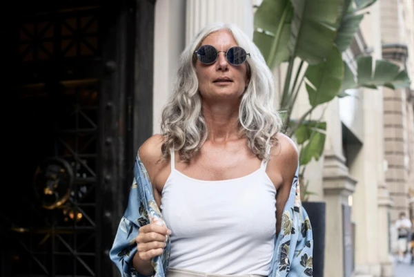 Изображение к статье: Ягодка опять: как одеваться летом 2025, чтобы выглядеть моложе ровесниц