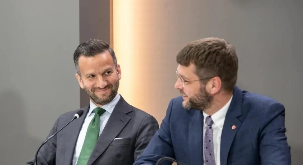 Изображение к статье: Партия реформ в лице вице-мэра Пяртеля-Пеэтера Пере (слева) обвинила мэра Евгения Осиновского (Соцдемы, справа) в неспособности управлять городом.